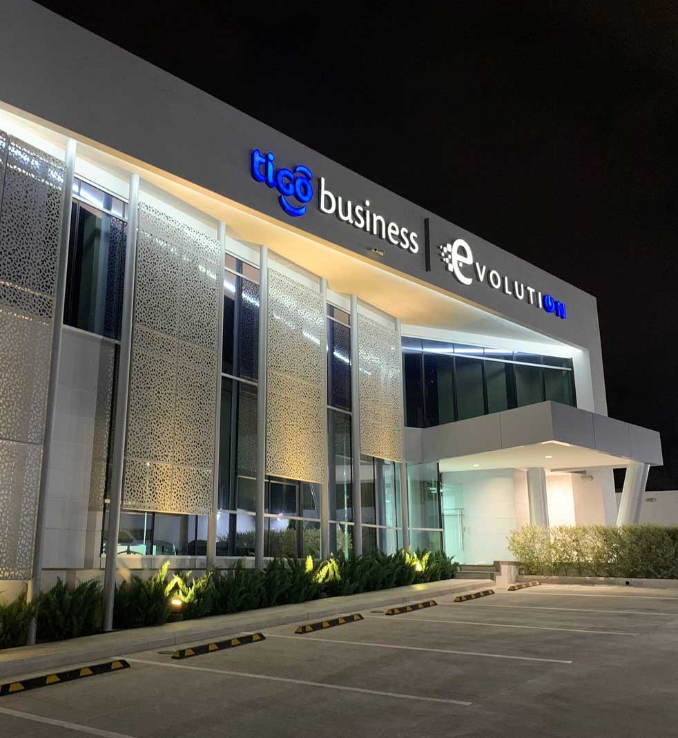Imagem do edifício da Milicom à noite visto do estacionamento. Imagem do edifício da Milicom à noite visto do estacionamento.